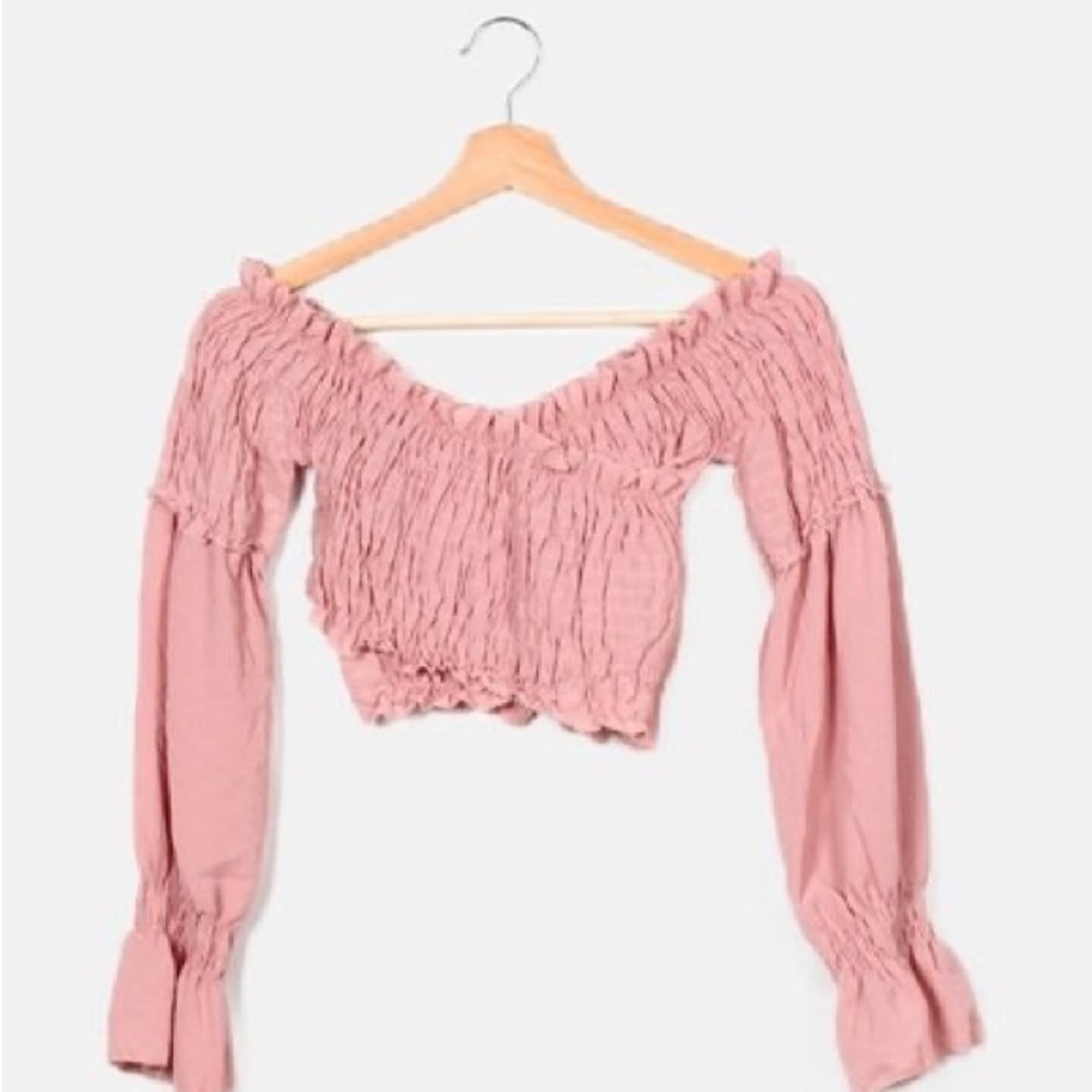 Small Crop Top with Sleeve Ruffles.